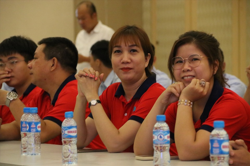 Công nhân Bình Dương vui mừng trước tin tăng lương tối thiểu vùng. Ảnh: Đ.T
