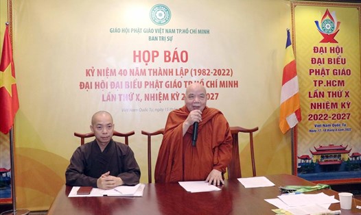 Hòa thượng Thích Thiện Tâm, Phó Chủ tịch Hội đồng Trị sự Giáo hội Phật giáo Việt Nam, Phó Chủ tịch Ban Trị sự Giáo hội Phật giáo Việt Nam Thành phố Hồ Chí Minh (phải) thông tin thành tựu của Phật giáo Thành phố sau 40 năm thành lập và phát triển. Ảnh: Thanh Hà