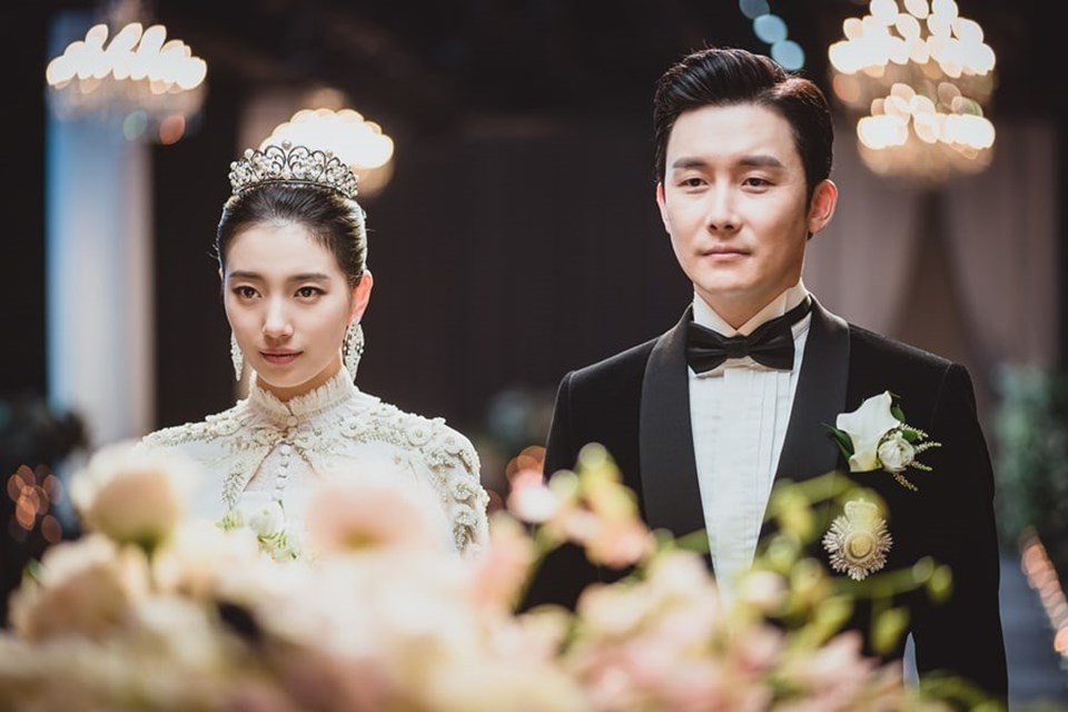 Suzy và Kim Jun Han trong phim mới. Ảnh: Poster Coupang Play. Suzy và Kim Jun Han trong phim mới. Ảnh: Poster Coupang Play.