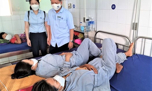 Ông Phan Văn Hùng - Giám đốc BHXH huyện Bố Trạch - thăm hỏi người dân điều trị tại Bệnh viện Đa Khoa huyện Bố Trạch theo BHYT hộ gia đình. 
Ảnh: Nam Dương