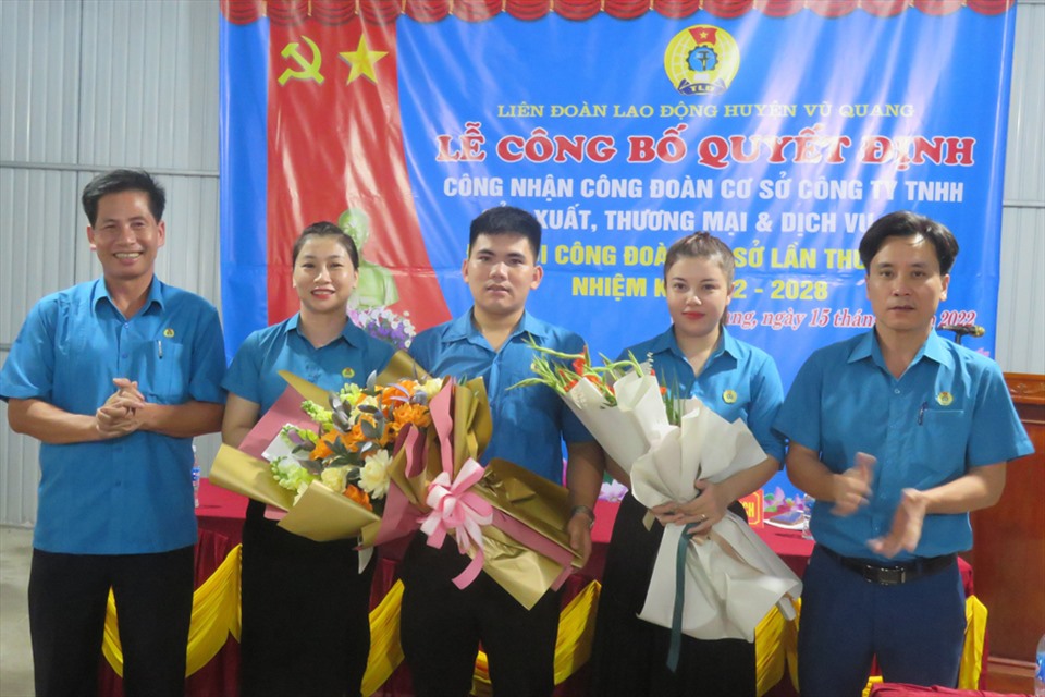 Tặng hoa cho Ban chấp hành Công đoàn cơ sở TNHH Sản xuất, thương mại và dịch vụ 193. Ảnh: Ái Chi.