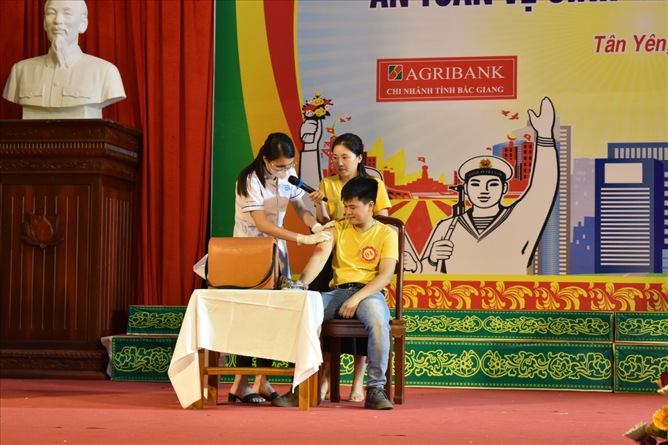 Đội thi Công đoàn Công ty TNHH Intermax VN tham gia phần thi xử lý tình huống.