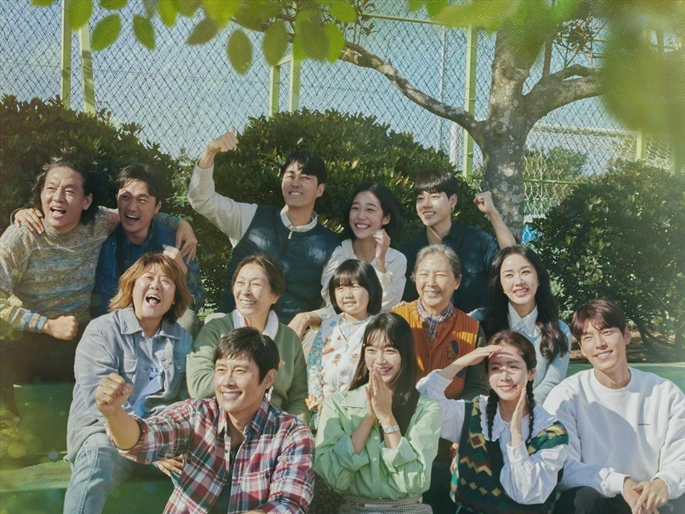 "Our Blues" là một trong những bộ phim được khán giả yêu thích trong thời gian gần đây. Ảnh: tvN