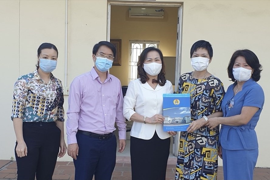 Bà Phan Thị Thu Hằng (thứ ba từ trái sang) - Chủ tịch Liên đoàn  Lao động quận Long Biên trao hỗ trợ cho đoàn viên, người lao động (ảnh minh họa). Ảnh: CĐQ
