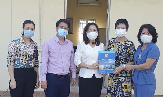 Bà Phan Thị Thu Hằng (thứ ba từ trái sang) - Chủ tịch Liên đoàn  Lao động quận Long Biên trao hỗ trợ cho đoàn viên, người lao động (ảnh minh họa). Ảnh: CĐQ