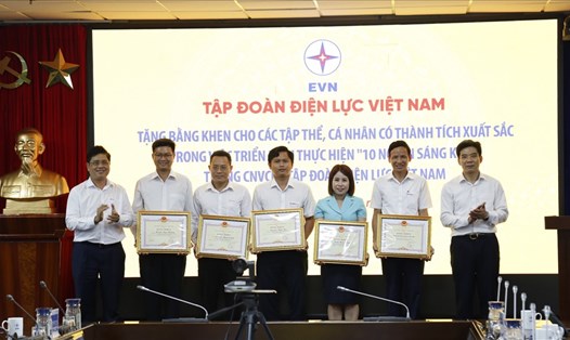 Đại diện lãnh đạo Tập đoàn Điện lực Việt Nam trao tặng bằng khen cho tập thể, cá nhân có thành tích xuất sắc trong thực hiện chương trình "10 nghìn sáng kiến". Ảnh: Đắc Cường