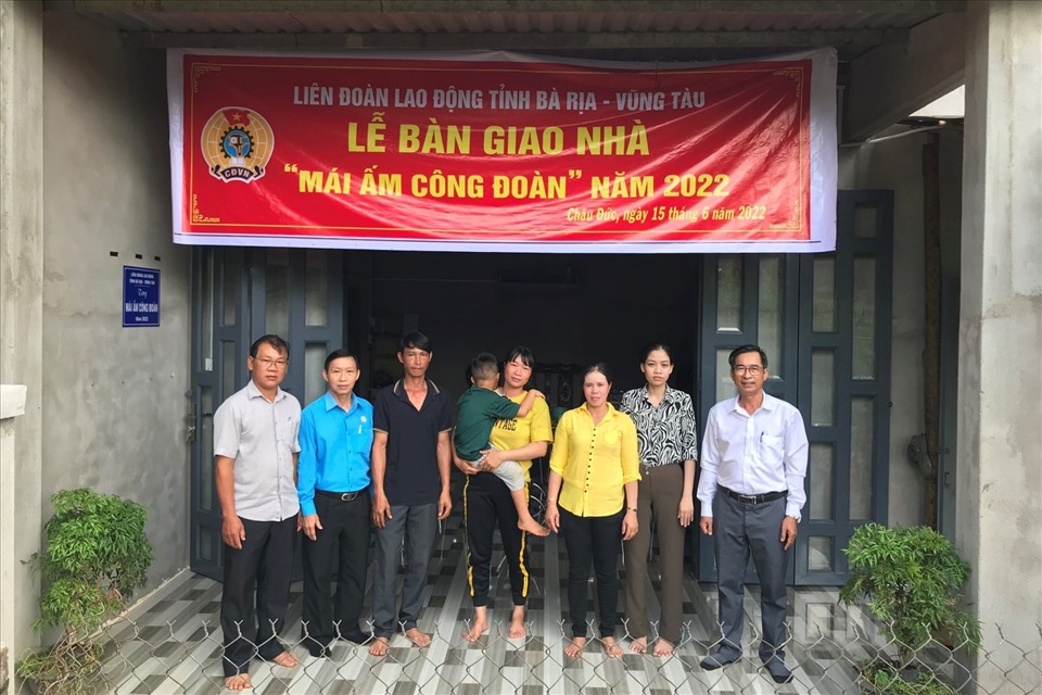 Lãnh đạo LĐLĐ tỉnh cùng LĐLĐ huyện Châu Đức trao Mái ấm Công đoàn cho đoàn viên có hoàn cảnh khó khăn. Ảnh: LĐLĐ