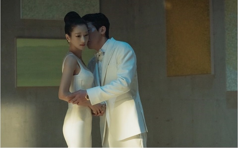 Park Byung Eun vướng vào lưới tình của Seo Ye Ji trong Eve. Ảnh: CMH. Park Byung Eun vướng vào lưới tình của Seo Ye Ji trong Eve. Ảnh: CMH.