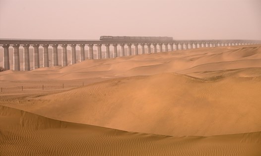 Trung Quốc thử nghiệm đường sắt quanh sa mạc đầu tiên thế giới, đoạn Hòa Điền-Nhược Khương ở Tân Cương. Ảnh: Tập đoàn Đường sắt Trung Quốc