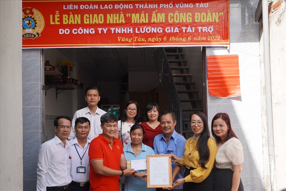 Trao nhà Mái ấm Công đoàn cho đoàn viên hoàn cảnh khó khăn tại Vũng Tàu trong Tháng Công nhân 2022. Ảnh: T.A
