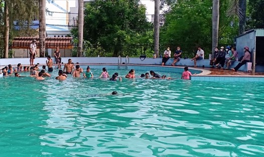 Tỉnh Bạc Liêu phát động bơi lội, phòng chống đuối nước cho trẻ em. Ảnh: Nhật Hồ