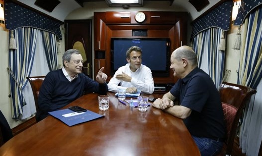 Tổng thống Pháp Emmanuel Macron (giữa), Thủ tướng Đức Olaf Scholz (phải) và Thủ tướng Italia Mario Draghi (trái) trên chuyến tàu tới Kiev khởi hành từ Ba Lan ngày 16.6. Ảnh: AFP