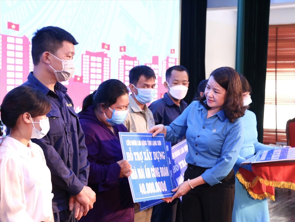 Đại diện lãnh đạo LĐLĐ tỉnh Lạng Sơn trao hỗ trợ Mái ấm Công đoàn tới đoàn viên có hoàn cảnh khó khăn. Ảnh: CĐLS