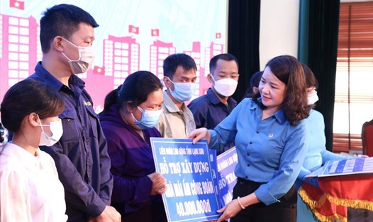 Đại diện lãnh đạo LĐLĐ tỉnh Lạng Sơn trao hỗ trợ Mái ấm Công đoàn tới đoàn viên có hoàn cảnh khó khăn. Ảnh: CĐLS