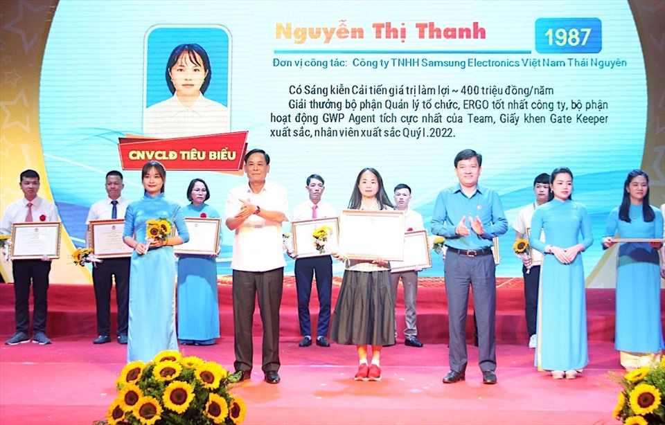 Đại diện Tổng LĐLĐVN, tỉnh Thái Nguyên trao bằng khen cho CNVCLĐ tiêu biểu. Ảnh: CĐTN