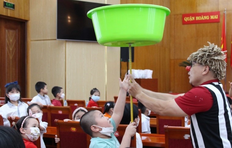 Không chỉ được nhận hỗ trợ, các cháu còn được tham gia các tiết mục vui chơi. Ảnh: CĐQ