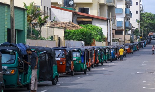 Hàng dài xe ba bánh chờ đổ xăng ở thủ đô Colombo, Sri Lanka, ngày 15.6.2022. Ảnh: AFP