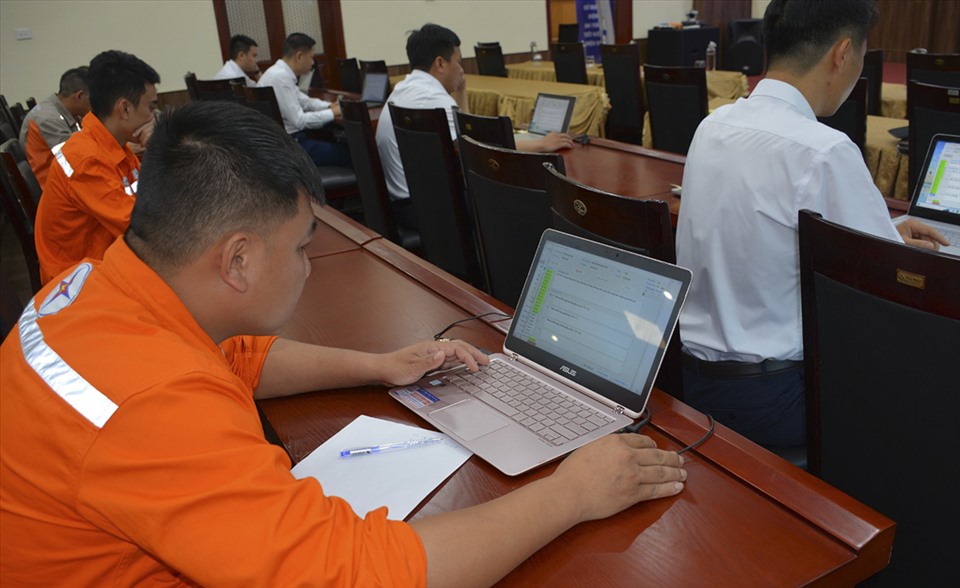 Công nhân ngành điện thực hiện phần thi lý thuyết trên máy tính. Ảnh: PC Điện Biên