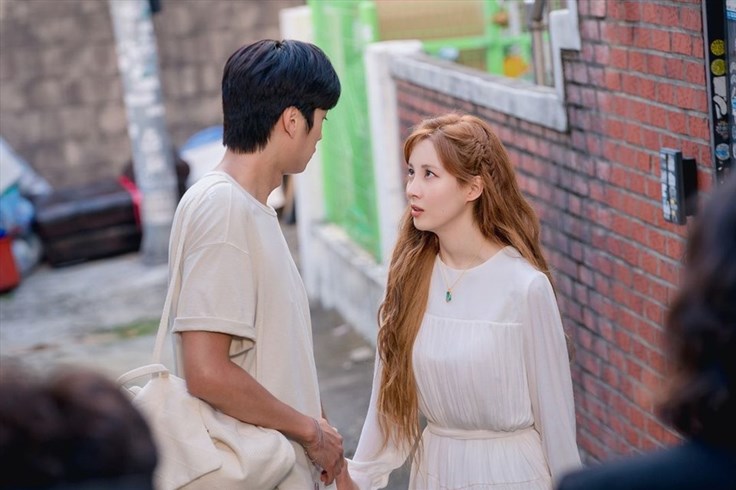 “Jinxed At First” tập 2: Na In Woo giúp Seohyun thích nghi cuộc sống