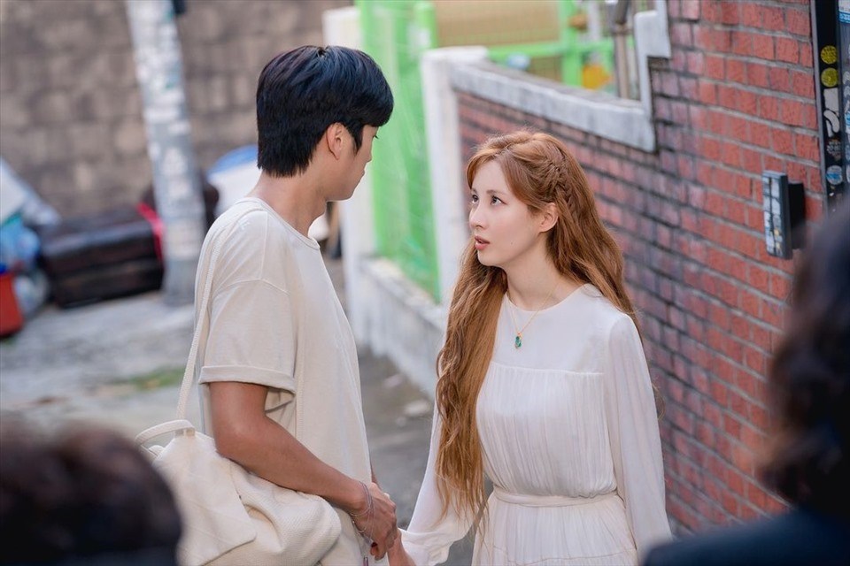 Na In Woo - Seohyun trong một cảnh quay. Ảnh: CMH. Na In Woo - Seohyun trong một cảnh quay. Ảnh: CMH.