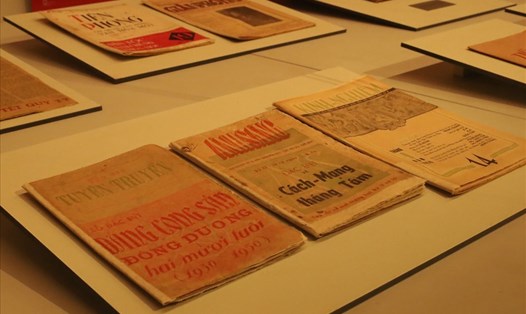 Những số báo Cách mạng đầu tiên mang đậm dấu ấn lịch sử dân tộc được sưu tầm và trưng bày tại một khu vực riêng. Ảnh: Nguyễn Thuý