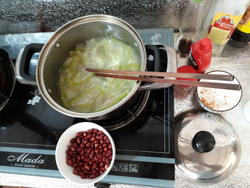Bữa ăn vỏn vẹn 2 món đạm bạc của công nhân. Ảnh: Bảo Hân