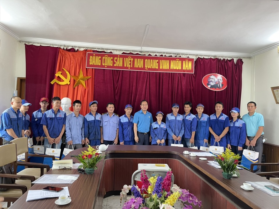 Lãnh đạo Công đoàn Công Thương Việt Nam tặng quà cho công nhân có hoàn cảnh khó khăn trong Tháng Công nhân 2022. Ảnh: CĐCT