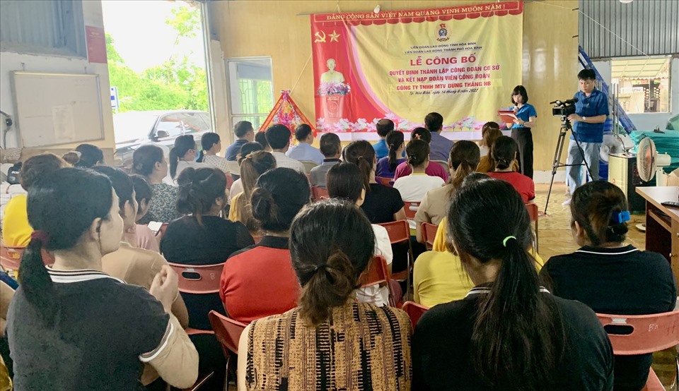 Lễ công bố và trao Quyết định thành lập Công đoàn cơ sở Công ty TNHH MTV Dũng Thắng Hòa Bình. Ảnh: Bạch Tuyết.