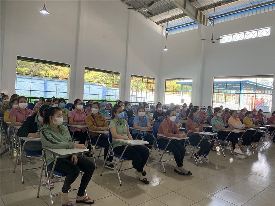 Chăm sóc sức khỏe, sức khỏe sinh sản cho 350 công nhân lao động tại Công ty TNHH Dona Pacific. Ảnh: Hà Anh Chiến