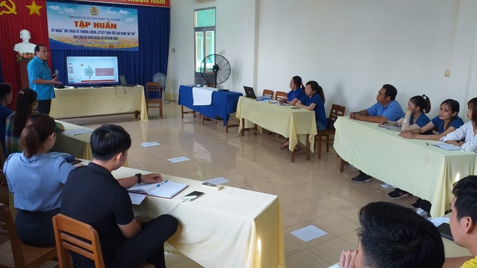 Chủ tịch Công đoàn Các Khu công nghiệp tỉnh An Giang Tô Minh Lắm, báo cáo viên lớp tập huấn.