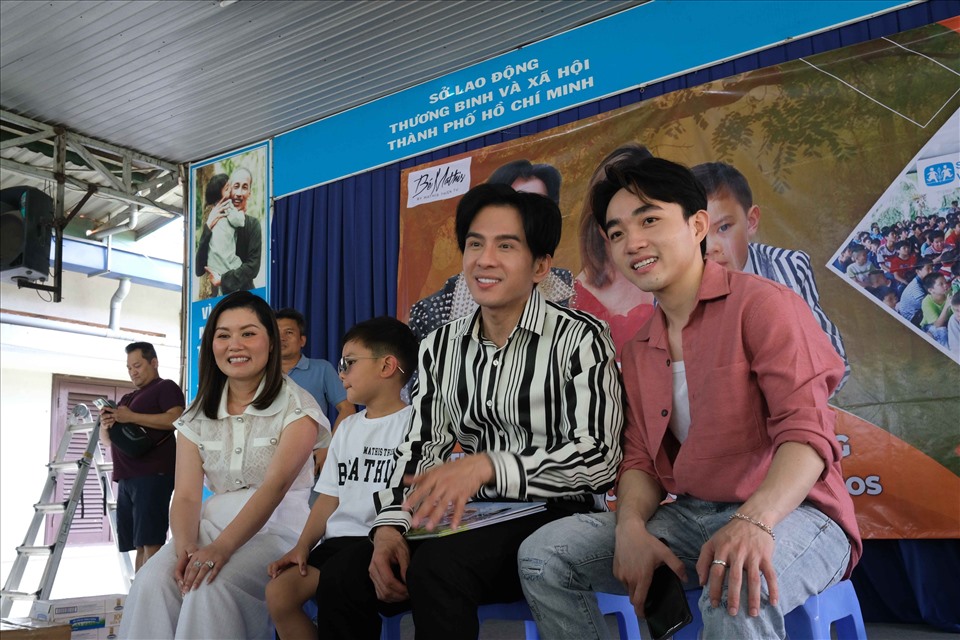 Nam ca sĩ đưa vợ cũ và con trai đi từ thiện. Ảnh: NSCC.