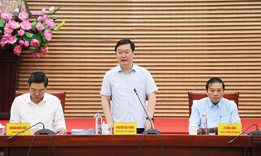 Chủ tịch UBND tỉnh Nghệ An Nguyễn Đức Trung đánh giá cao kết quả thu ngân sách 6 tháng đầu năm. Ảnh: Thanh Quỳnh