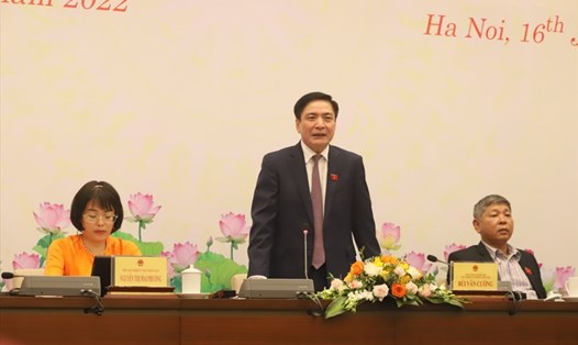 Tổng Thư ký Quốc hội, Chủ nhiệm Văn phòng Quốc hội Bùi Văn Cường trả lời báo chí.