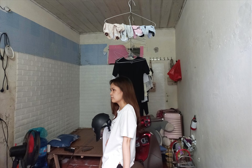 Mặc dù đã làm hồ sơ, đến nay chị Nhi (Khu công nghiệp Thăng Long, Đông Anh, Hà Nội) vẫn chưa nhận được tiền hỗ trợ thuê nhà. Ảnh: Lương Hạnh