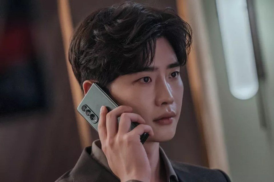 Tài tử Lee Jong Suk trong hình ảnh luật sư. Ảnh: Poster MBC. Tài tử Lee Jong Suk trong hình ảnh luật sư. Ảnh: Poster MBC.