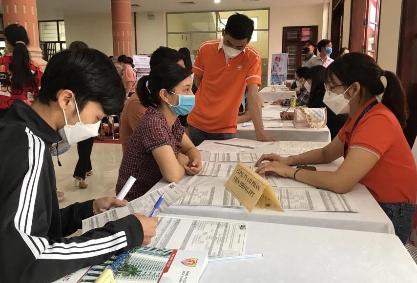 Doanh nghiệp phỏng vấn người lao động. Ảnh: Trần Oanh
