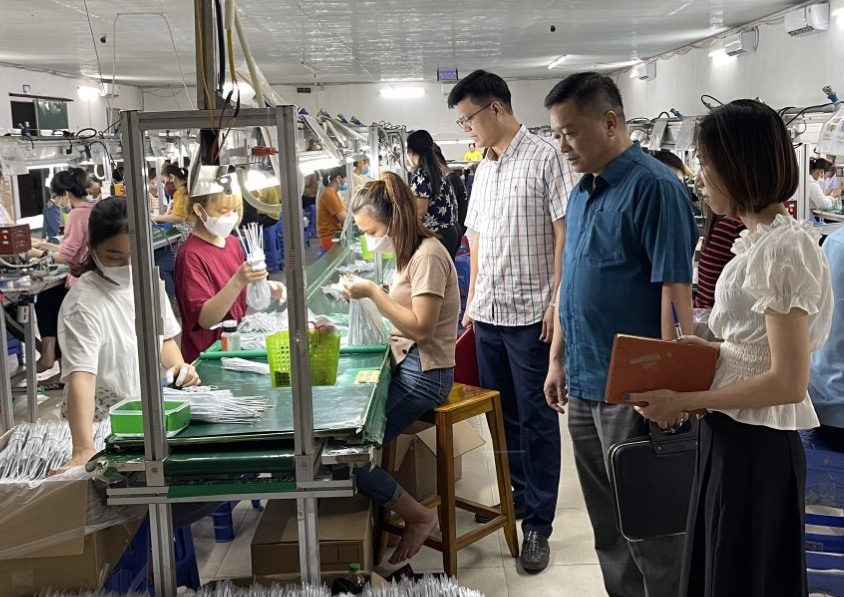 Đoàn khảo sát làm việc tại Công ty TNHH Logcom Việt Nam.