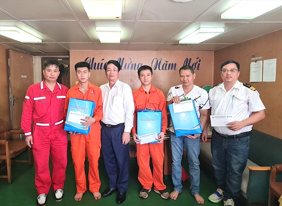 Ông Lê Phan Linh - Chủ tịch Công đoàn Tổng Công ty Hàng hải Việt Nam (thứ 3 từ trái sang) trao quà cho sĩ quan, thuyền viên trong Tháng Công nhân 2022. Ảnh: CĐHH