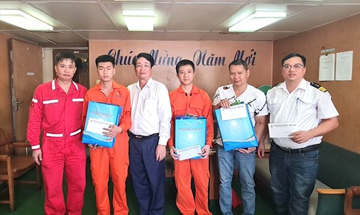 Ông Lê Phan Linh - Chủ tịch Công đoàn Tổng Công ty Hàng hải Việt Nam (thứ 3 từ trái sang) trao quà cho sĩ quan, thuyền viên trong Tháng Công nhân 2022. Ảnh: CĐHH