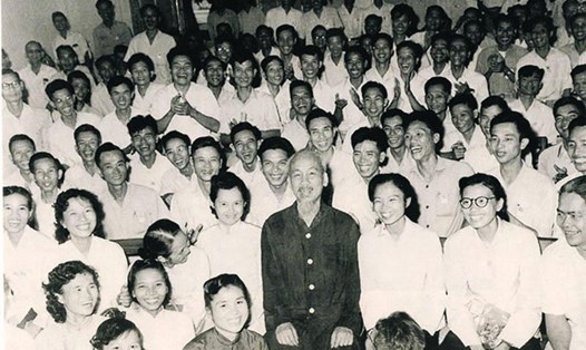 Chủ tịch Hồ Chí Minh và các đại biểu tại Đại hội lần thứ III, Hội nhà báo Việt Nam tháng 9.1962. Ảnh tư liệu.