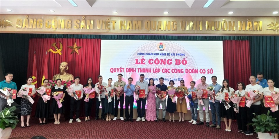 Lãnh đạo Ban Quản lý Khu kinh tế, Công đoàn Khu kinh tế Hải Phòng trao quyết định thành lập 40 công đoàn cơ sở. Ảnh: Mai Dung