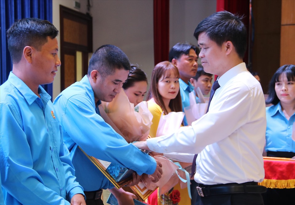 Ông Ngọ Duy Hiểu - Phó Chủ tịch Tổng LĐLĐ Việt Nam trao bằng khen biểu dương lao động giỏi tỉnh Tây Ninh.