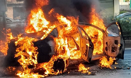 Chiếc ôtô con bị lửa thiêu rụi. Ảnh: Hưng Thơ.