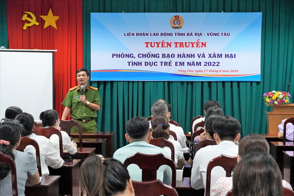 Thượng tá Nguyễn Bá Triều tuyên truyền các nội dung phòng chống bạo hành và xâm hại tình dục trẻ em cho đoàn viên, người lao động TP.Vũng Tàu. Ảnh: T.A