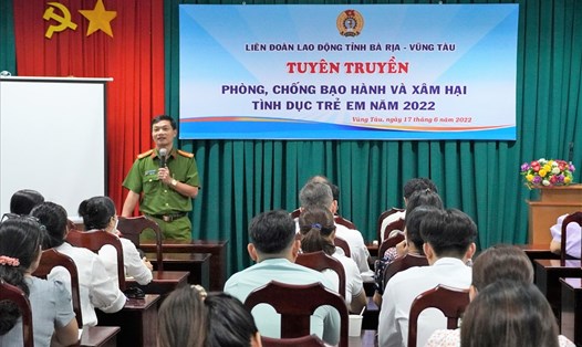 Thượng tá Nguyễn Bá Triều tuyên truyền các nội dung phòng chống bạo hành và xâm hại tình dục trẻ em cho đoàn viên, người lao động TP.Vũng Tàu. Ảnh: T.A
