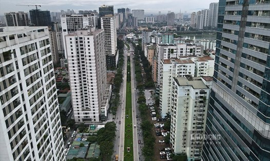 Sau bài học từ việc băm nát tuyến đường Tố Hữu - Lê Văn Lương (Hà Nội), nhiều người dân bày tỏ lo ngại vì hàng loạt chung cư đang mọc...
