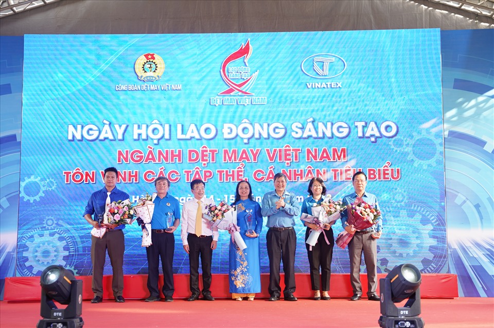 Phó Chủ tịch Thường trực Tổng Liên đoàn Lao động Việt Nam Trần Thanh Hải (thứ 3 từ phải sang) trao thưởng. Ảnh: CĐDM