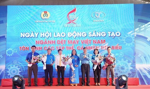 Phó Chủ tịch Thường trực Tổng Liên đoàn Lao động Việt Nam Trần Thanh Hải (thứ 3 từ phải sang) trao thưởng. Ảnh: CĐDM