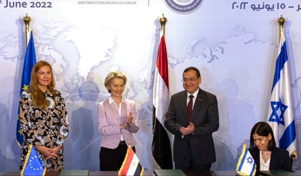 Quan chức EU, Ai Cập và Israel trong lễ ký thỏa thuận khí đốt ba bên tại Cairo ngày 15.6.2022 Ảnh: AFP