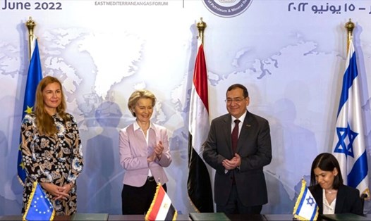Quan chức EU, Ai Cập và Israel trong lễ ký thỏa thuận khí đốt ba bên tại Cairo ngày 15.6.2022 Ảnh: AFP